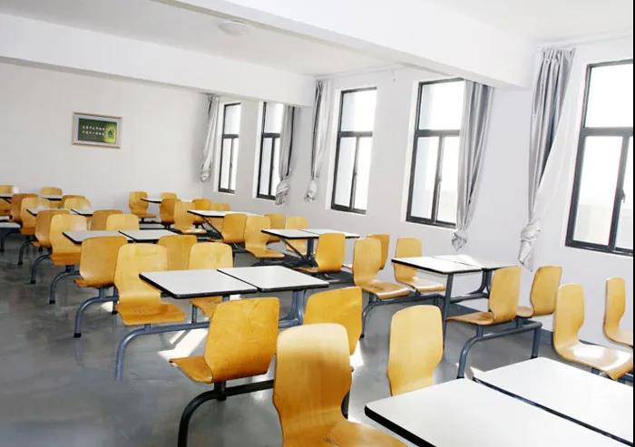 復(fù)工加防疫，榮大候車亭兩不誤配圖五