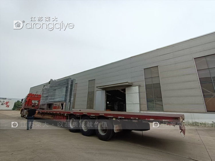 河北公交車站候車亭正在裝車